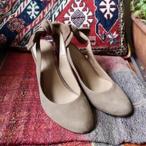 NWOT Banana Republic Cadi Slingback Heels With Bow